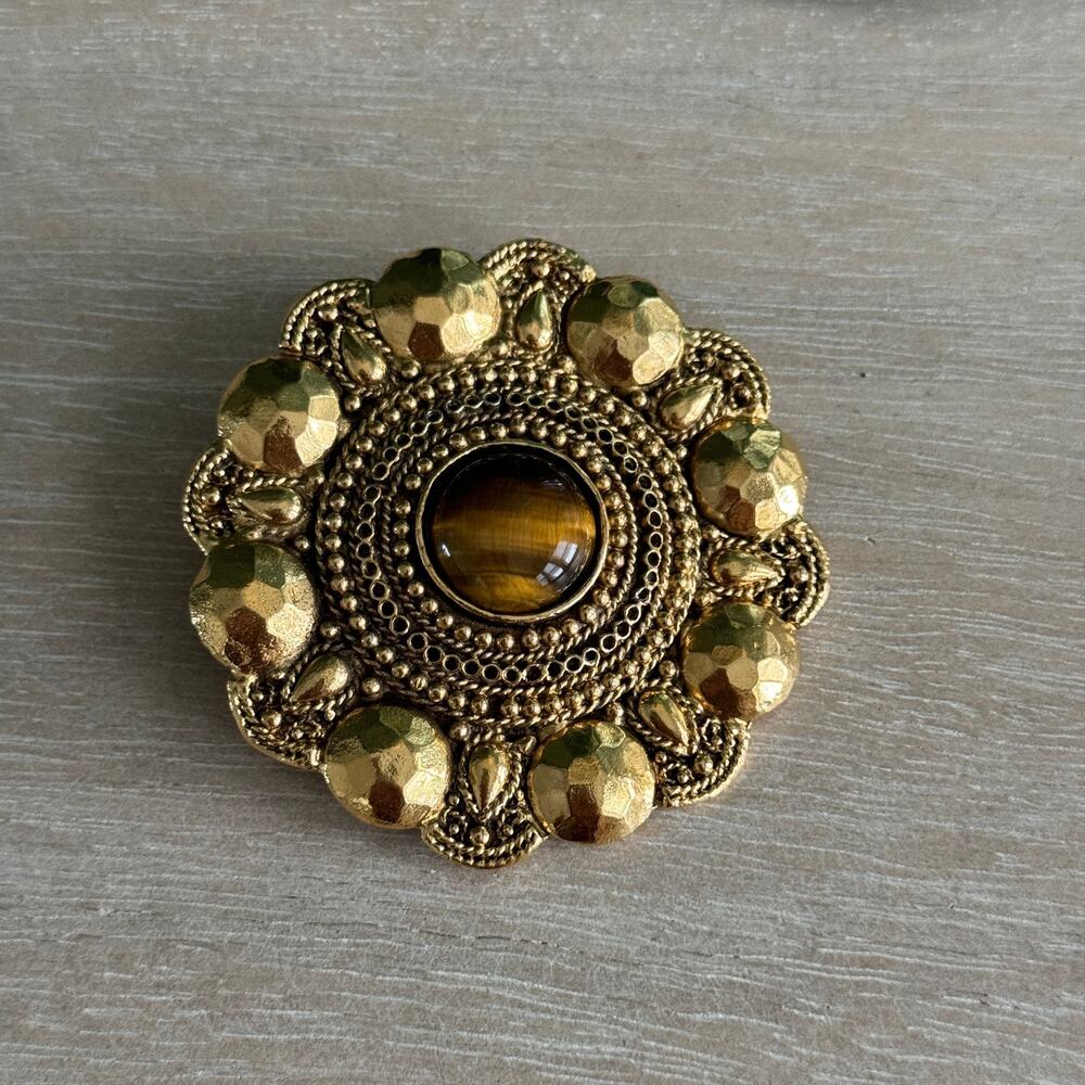 124 CHANEL VINTAGE FLOWER BROOCH WITH STONE